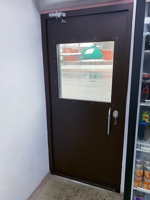 Дверь со стеклопакетом