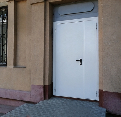 Дверь полуторной конструкции