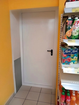 Дверь в магазине Дверь в магазине